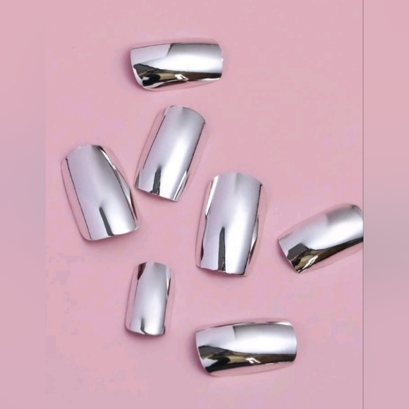 Silver Nails - Picture 7 of 9